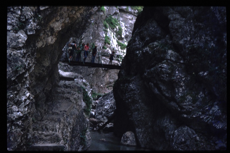 27.Garnitzenklamm jun 1976 Mama,Brigitte,Marion,Peter.JPG